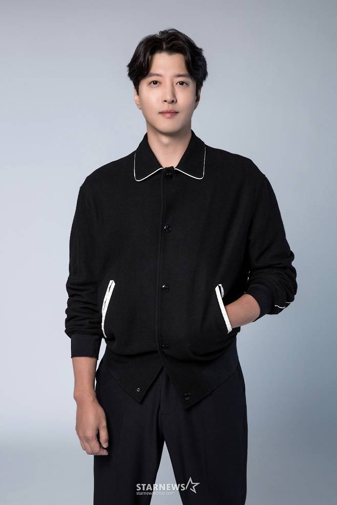 배우 이동건이 12일 오후 서울 강남구 청담동 FNC엔터테인먼트 사옥에서 진행된 넷플릭스 오리지널 '셀러브리티' 관련 인터뷰를 위해 포즈를 취하고 있다. 이동건은 극 중 돈과 권력을 다 가진 법무법인 태강의 오너이자 시현(이청아 분)의 남편인 변호사 태전 역을 열연했다. '셀러브리티'는 유명해지기만 하면 돈이 되는 세계에 뛰어든 서아리(박규영 분)가 마주한 셀럽들의 화려하고도 치열한 민낯을 그렸다. / 사진제공 = FNC엔터테인먼트