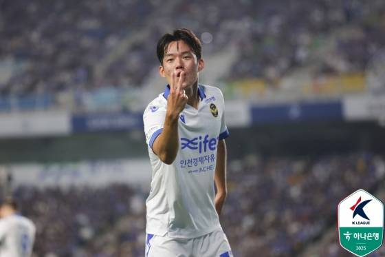 박승호가 멀티골을 넣고 손가락 두 개를 펼쳐보이고 있다. /사진=한국프로축구연맹 제공