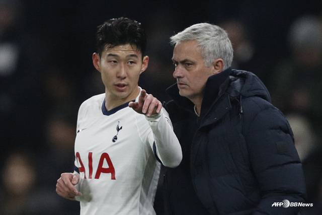 토트넘 시절 손흥민(왼쪽)과 조세 무리뉴 감독. /AFPBBNews=뉴스1