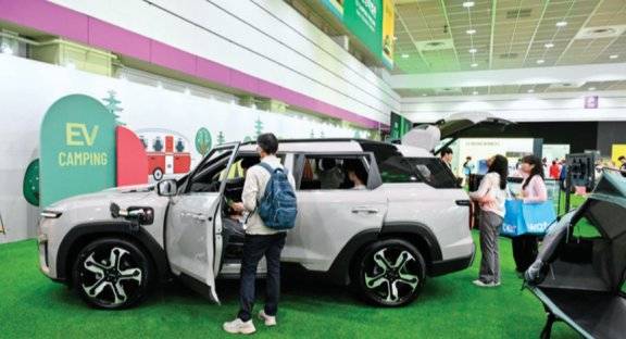 ‘EV 트렌드 코리아 2025’를 찾은 관람객들이 ‘EV 캠핑존’에서 전기차를 활용한 다양한 캠핑장비를 체험하고 있다. ‘EV 트렌드 코리아 2025’ 제공