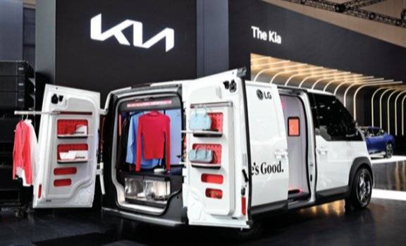 기아와 LG전자가 협업해 만든 ‘PV5 슈필라움 스튜디오’는 차량에 인공지능(AI) 가전을 탑재한 모바일 오피스용 콘셉트카다. 뉴스1