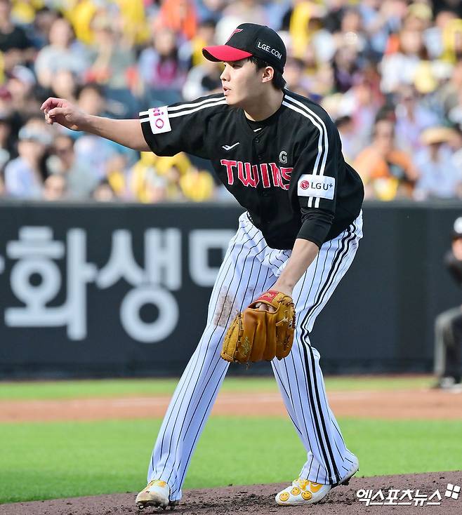 14일 오후 대전 한화생명 볼파크에서 열린 '2025 신한 SOL Bank KBO리그' LG 트윈스와 한화 이글스의 경기, 1회말 LG 선발투수 임찬규가 공을 힘차게 던지고 있다. 엑스포츠뉴스DB