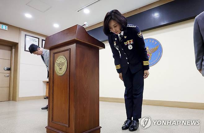 공식 사과하는 화성동탄경찰서장 (수원=연합뉴스) 권준우 기자 = 강은미 경기 화성동탄경찰서장이 지난달 28일 오후 경기 수원시 경기남부경찰청 제2회의실에서 이른바 '동탄 납치살인' 사건에 대해 공식 사과의 입장을 밝히며 피해자 및 유족에 대해 고개를 숙이고 있다. 2025.6.16 stop@yna.co.kr