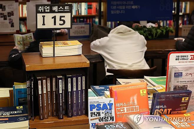 서점에 놓인 취업 관련 책들 (서울=연합뉴스) 김성민 기자 = 일자리를 잃었거나, 취업을 준비 중이거나, 집에서 그냥 쉬는 '청년 백수'들이 지난달 120만명에 달한 것으로 나타났다. 경제활동인구 중 실업자거나, 비경제활동 인구 중 '쉬었음' 또는 '취업준비자'인 청년의 수를 모두 더하면 120만7천명이었다.
사진은 17일 서울 한 서점에 취업 관련 책들이 놓여 있다. 2025.3.17 ksm7976@yna.co.kr