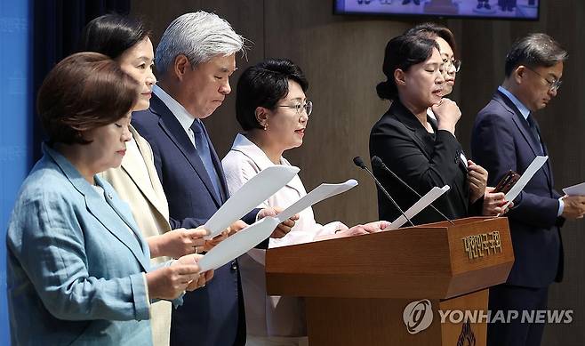 심우정 검찰총장 사퇴 촉구하는 조국혁신당 (서울=연합뉴스) 김주형 기자 = 조국혁신당 김선민 당 대표 권한대행을 비롯한 의원들이 16일 서울 여의도 국회 소통관에서 심우정 검찰총장 사퇴 촉구 기자회견을 열고 있다. 2025.6.16 kjhpress@yna.co.kr