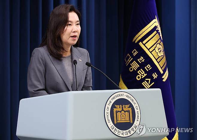 현안 설명하는 강유정 대변인 (서울=연합뉴스) 한상균 기자 = 강유정 대통령실 대변인이 16일 용산 대통령실에서 국민추천제 등 현안 관련 설명을 하고 있다. 2025.6.16 xyz@yna.co.kr