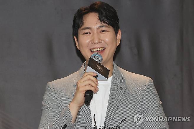 인사말하는 이기업 (서울=연합뉴스) 강민지 기자 = 테너 이기업이 16일 서울 중구 더플라자호텔에서 열린 2025 조수미 콘서트 '더 매직, 2025 조수미와 위너들'(The Magic, 2025 Sumi Jo & Winners) 기자간담회에서 인사말을 하고 있다. 2025.6.16 mjkang@yna.co.kr