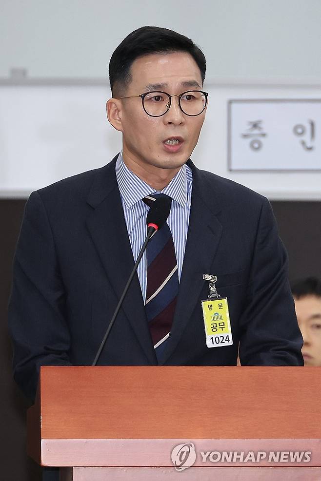 답변하는 김철진 군사보좌관 (서울=연합뉴스) 김주성 기자 = 김철진 국방부 군사보좌관이 21일 국회에서 열린 '윤석열 정부의 비상계엄 선포를 통한 내란 혐의 진상규명 국정조사 특별위원회' 전체회의에서 위원 질의에 답하고 있다. 2025.2.21 utzza@yna.co.kr