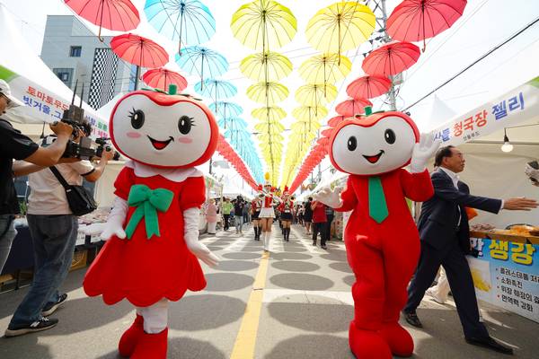 오는 20~22일 3일간 퇴촌토마토거리축제가 열린다. 사진은 지난해 행사장에서 관람객을 맞은 마스코트. /광주시 제공