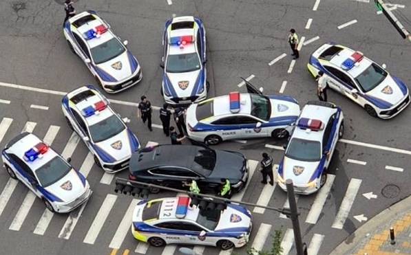 경찰의 정차 요구를 무시한 채 순찰차 6대를 들이받으며 13㎞가량 차를 몰고 도주한 여성 운전자가 추격전 끝에 17일 붙잡혔다. 사진은 이날 오전 6시 30분께 안산시 단원구 초지동 도로에서 순찰차에 포위된 용의차량. 연합뉴스