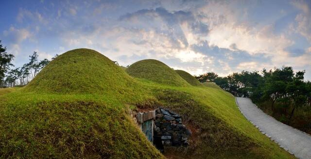 공주 무령왕릉과 왕릉원 1∼4호 무덤. / 부여문화유산 연구소제공