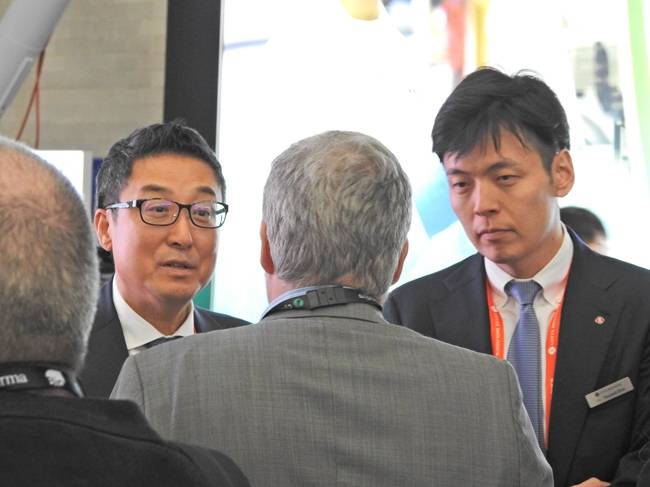 신유열 롯데지주 미래성장실장 부사장(오른쪽)이 16일(현지시간) 미국 보스턴 바이오 USA에서 글로벌 부스들을 둘러보고 있다./사진=바이오 USA 기자단