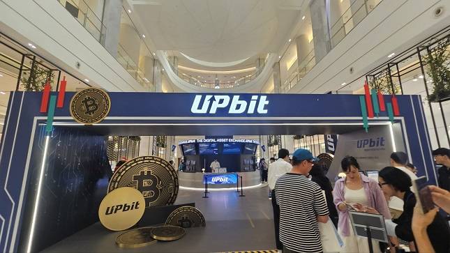 17일 오후 현대백화점 판교점 1층 열린광장에서 열린 '업비트 팝업스토어'에 방문객들이 줄지어 서 있다. /사진=비즈워치