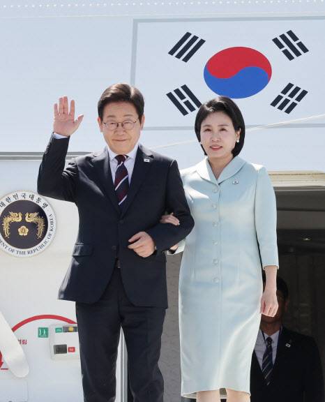 51차 주요 7개국(G7) 정상회의에 참석하는 이재명 대통령이 16일(현지시간) 캐나다 앨버타주 캘거리국제공항에 도착해 김혜경 여사와 공군 1호기에서 내리며 인사하고 있다. (사진=연합뉴스)