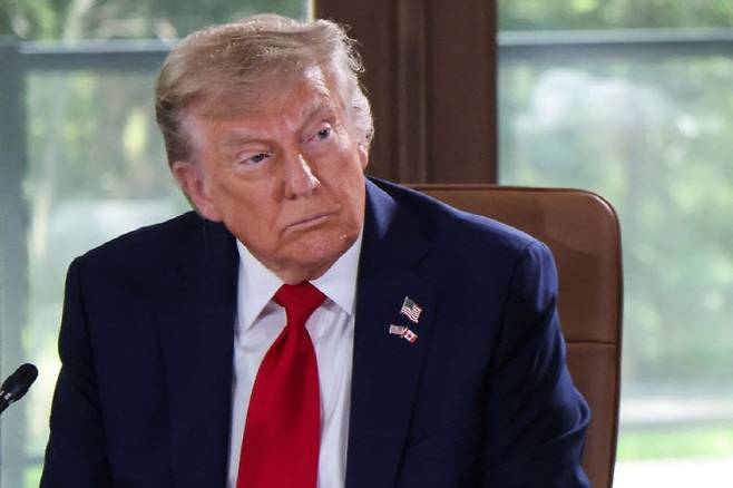 도널드 트럼프 미국 대통령이 16일(현지시간) 캐나다 앨버타주 카나나스키스의 포메로이 카나나스키스 마운틴 로지에서 열린 G7 정상회의 실무 세션에 참석하고 있다. (사진=AFP)