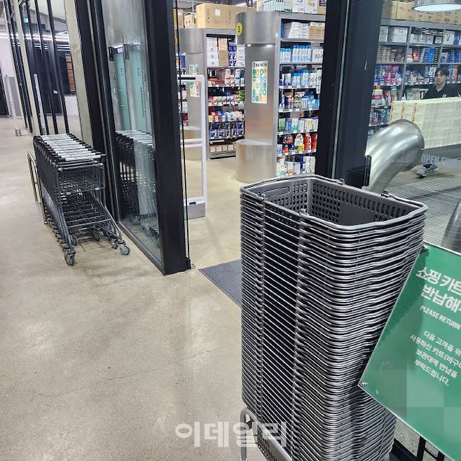 경기도 성남에 위치한 창고형 A약국 입구. 카트와 바구니가 비치돼 있다. (사진=안치영 기자)