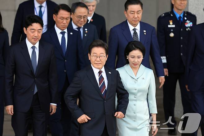 이재명 대통령과 부인 김혜경 여사가 캐나다에서 열리는 주요7개국(G7) 정상회의 참석을 위해 16일 오후 경기도 성남 서울공항을 통해 출국하고 있다. 2025.6.16/뉴스1 ⓒ News1 박정호 기자