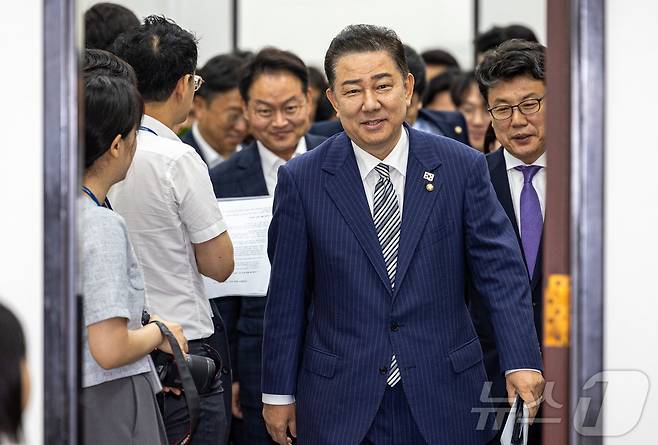 김병기 더불어민주당 대표 직무대행 겸 원내대표가 17일 오전 서울 여의도 국회에서 열린 원내대책회의에 참석하고 있다. 2025.6.17/뉴스1 ⓒ News1 이재명 기자