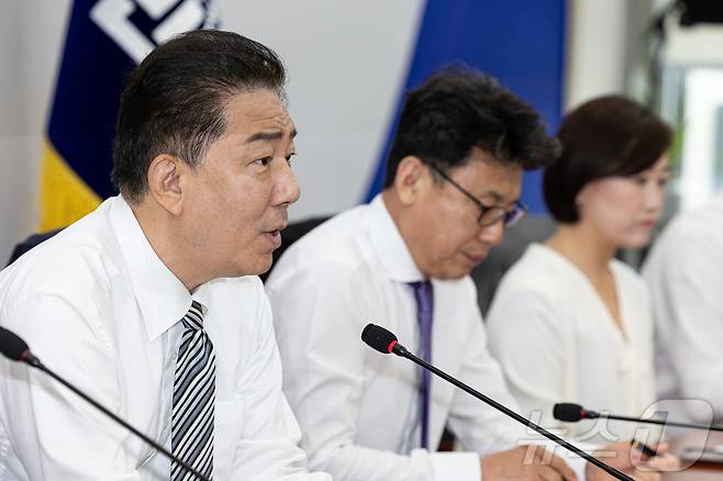 김병기 더불어민주당 대표 직무대행 겸 원내대표가 17일 오전 서울 여의도 국회에서 열린 원내대책회의에서 발언을 하고 있다. 2025.6.17/뉴스1 ⓒ News1 이재명 기자