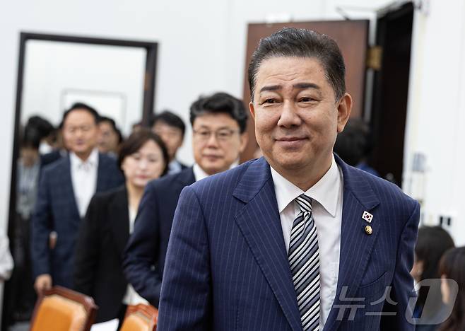 김병기 더불어민주당 대표 직무대행 겸 원내대표가 17일 오전 서울 여의도 국회에서 열린 원내대책회의에 참석하고 있다. 2025.6.17/뉴스1 ⓒ News1 이재명 기자