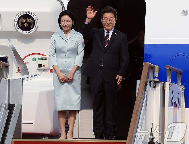 이재명 대통령과 부인 김혜경 여사가 캐나다에서 열리는 주요 7개국(G7) 정상회의 참석을 위해 16일 오후 경기도 성남 서울공항을 통해 출국하고 있다. 2025.6.16/뉴스1 ⓒ News1 박정호 기자