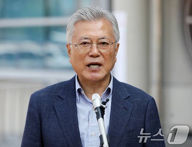 문재인 전 대통령이 제21대 대통령선거 사전투표 첫날인 29일 오전 경남 양산시 하북면주민자치센터에 마련된 하북면 사전투표소에서 투표를 마친 뒤 취재진 질문에 답하고 있다. 2025.5.29/뉴스1 ⓒ News1 윤일지 기자