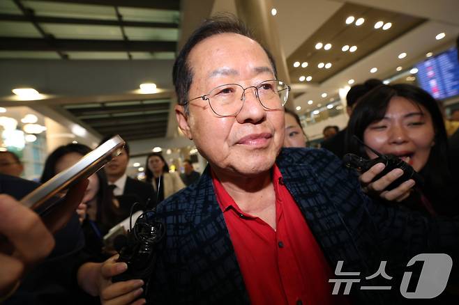국민의힘 대선 경선에서 탈락한 뒤 정계 은퇴를 선언하고 하와이로 떠났던 홍준표 전 대구시장이 17일 인천국제공항을 통해 귀국하고 있다. 2025.6.17/뉴스1 ⓒ News1 권현진 기자