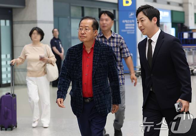 국민의힘 대선 경선에서 탈락한 뒤 정계 은퇴를 선언하고 하와이로 떠났던 홍준표 전 대구시장이 17일 인천국제공항을 통해 귀국해 인사를 하고 있다. 2025.6.17/뉴스1 ⓒ News1 권현진 기자
