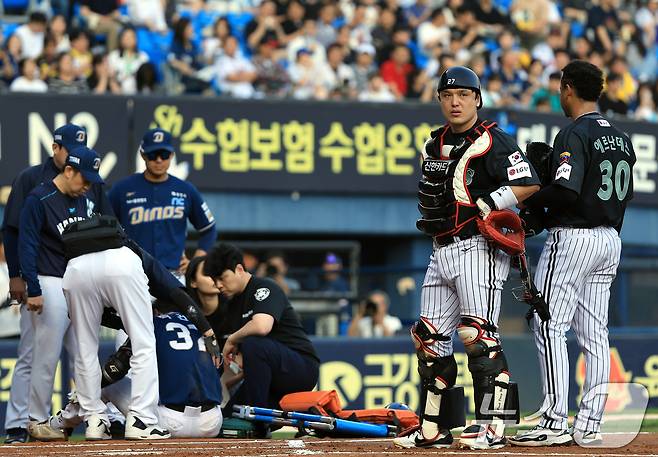 17일 오후 서울 송파구 잠실야구장에서 열린 프로야구 '2025 신한 SOL뱅크 KBO 리그' NC 다이노스와 LG 트윈스의 경기, 2회초 무사 주자 1루 상황 NC 박건우가 투구에 맞아 쓰러지자 LG 선발 에르난데스와 박동원 포수가 걱정스러운 표정을 보이고 있다. 2025.6.17/뉴스1 ⓒ News1 박정호 기자