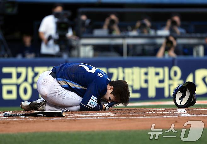 17일 오후 서울 송파구 잠실야구장에서 열린 프로야구 '2025 신한 SOL뱅크 KBO 리그' NC 다이노스와 LG 트윈스의 경기, 2회초 무사 주자 1루 상황 NC 박건우가 LG 선발 에르난데스의 투구에 맞아 괴로워 하고 있다. 2025.6.17/뉴스1 ⓒ News1 박정호 기자