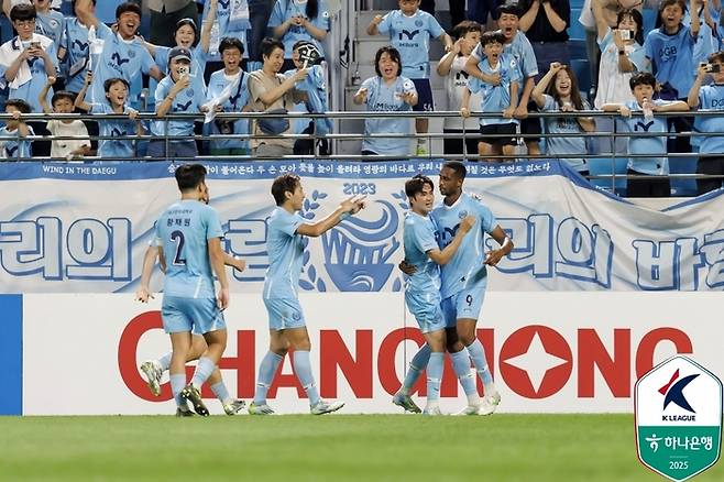 대구 에드가(오른쪽에서 첫 번째)가 포항전에서 동점골을 넣고 환호하고 있다. 사진 | 한국프로축구연맹