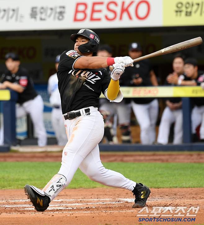 터질 거 같은 안현민의 전완근, 제대로 배트 중심에 걸린 타구는 순식간에 사라졌다.