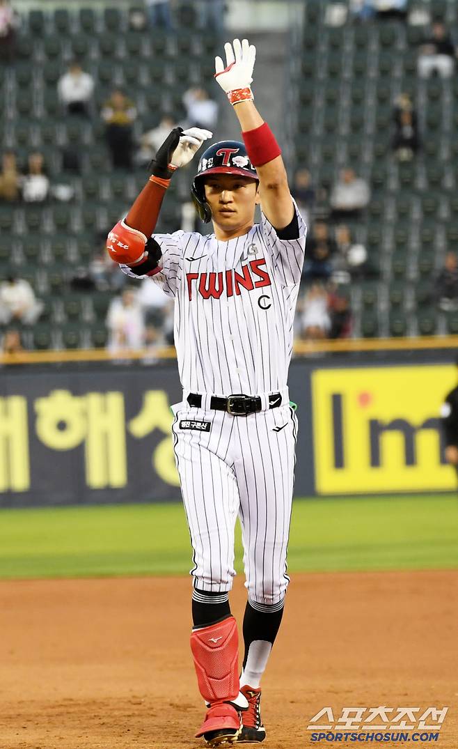 6월 14일 잠실구장에서 열린 LG 트윈스와 키움 히어로즈의 경기. LG 박해민이 안타를 날린 뒤 프로농구 LG의 우승 기원 세리머니를 하고 있다. 잠실=박재만 기자 pjm@sportschosun.com/2025.05.14/