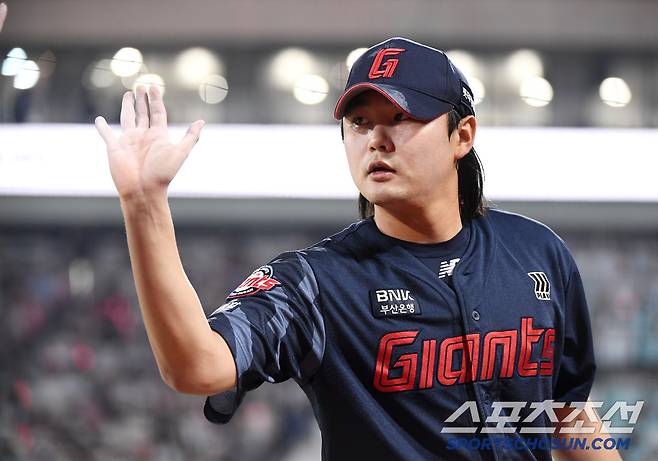 12일 수원 KT위즈파크에서 열린 롯데-KT전. 정철원이 6회 실점 위기를 넘긴 후 하이파이브하고 있다. 수원=정재근 기자 cjg@sportschosun.com/2025.6.12/