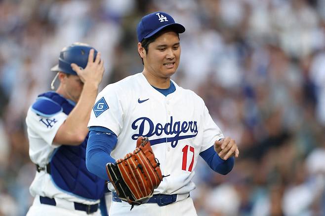 오타니 1회초 투구를 마치고 힘겨운 표정을 지으며 포수 윌 스미스와 더그아웃으로 들어가고 있다. AFP연합뉴스