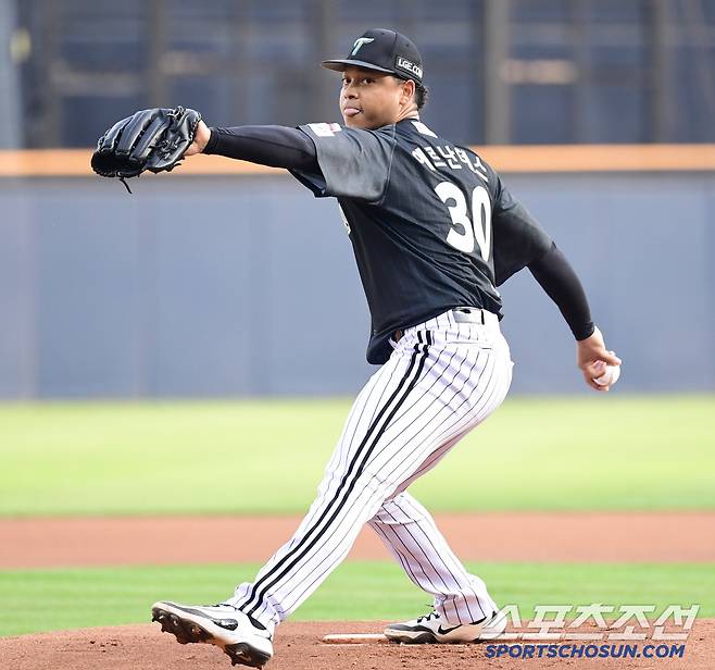 17일 잠실구장에서 열린 LG와 NC의 경기. 선발 투구하고 있는 LG 에르난데스. 잠실=송정헌 기자songs@sportschosun.com/2025.06.17/