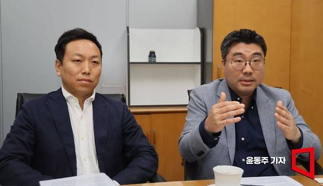 송시용 LG전자 스마트팩토리사업담당 상무(오른쪽)와 문상인 SW기술팀 팀장이 경기도 평택 LG전자 생산기술원에서 아시아경제와 인터뷰를 하고 있다. 윤동주 기자