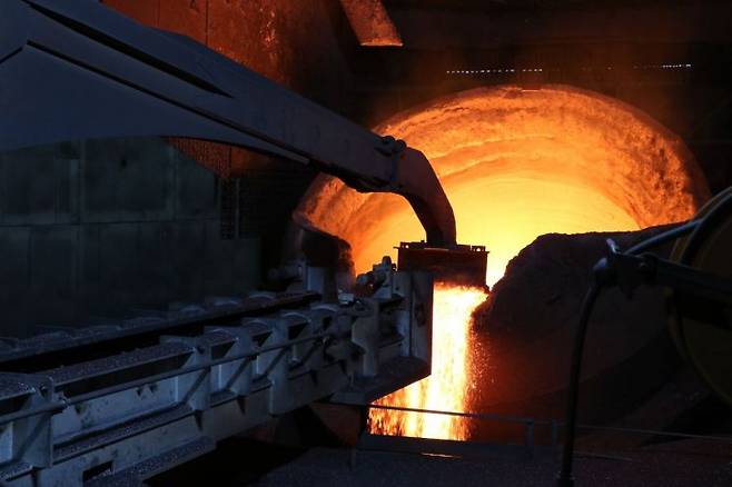 포스코 포항제철소 3제강공장의 예비처리 공정 내부. 고온의 쇳물이 담긴 래들 표면에서 불순물를 제거하는 자동 스키머가 작동 중이다. 포스코 제공