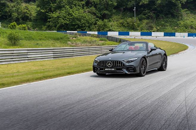 지난 2월 국내 공식 출시된 메르세데스-AMG SL 43이 도로 위를 달리는 모습. /메르세데스-벤츠 코리아