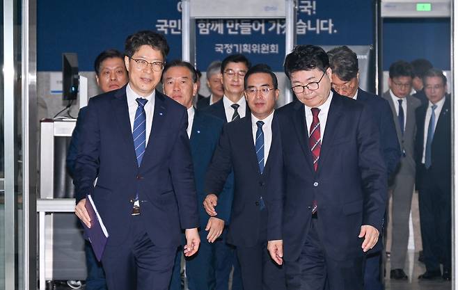 이한주(앞줄 오른쪽) 국정기획위원장 등 참석자들이 16일 서울 종로구 정부서울청사 창성동 별관에서 열린 국정기획위원회 현판식에 참석하고 있다./뉴스1