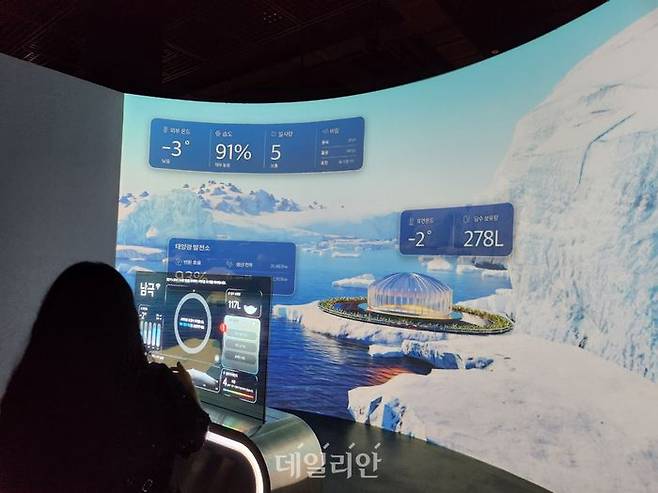 투명 디스플레이를 통한 극한 상황 스마트팜 제어 체험장. ⓒ데일리안 김소희 기자