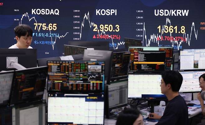 17일 오후 서울 여의도 KB국민은행 스마트딜링룸에서 딜러들이 업무를 보고 있다. ⓒ뉴시스