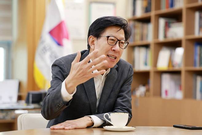 박형준 부산시장이 13일 부산 연제구 부산시청 집무실에서 동아일보와 인터뷰를 하고 있다. 부산시 제공