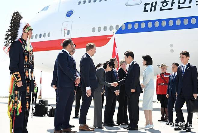 이재명 대통령과 김혜경 여사가 16일 (현지시간) G7 정상회의에 참석하기 위해 캘거리공항에 도착해 환영객들과 악수를 하고 있다. 캘거리=송은석 기자 silverstone@donga.com