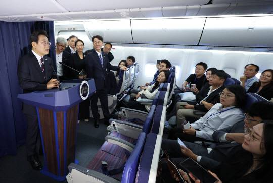 이재명 대통령이 16일(현지시간) 주요 7개국(G7) 정상회의 참석을 위해 캐나다 앨버타주 캘거리로 향하며 공군 1호기에서 열린 기자간담회에 참석해 발언하고 있다. 연합뉴스.