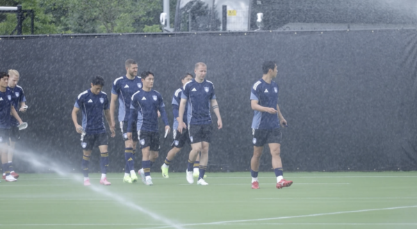 스프링쿨러가 작동 중인 울산HD 클럽 월드컵 훈련장 아트리움 헬스 퍼포먼스 파크. 울산HD 제공