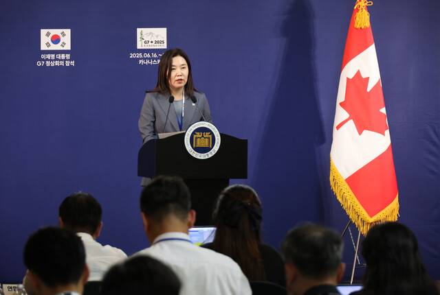 강유정 대통령실 대변인이 16일(현지시각) 캐나다 앨버타주 캘거리 한 호텔의 한국 프레스센터에서 이재명 대통령의 주요 7개국(G7) 정상회의 참석 관련 브리핑을 하고 있다. 김태형 기자 xogud555@hani.co.kr