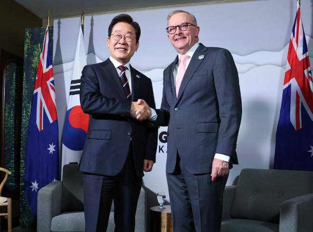 주요 7개국(G7) 정상회의 참석차 캐나다를 방문한 이재명 대통령이 16일(현지시간) 캘거리 한 호텔에서 열린 한-호주 정상회담에 앞서 앤서니 앨버니지 호주 총리와 악수하고 있다. 캘거리=뉴시스