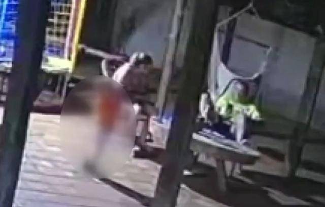 13일 브라질 마투그로수주의 한 가정집 마당에서 두 살배기 아이가 총을 만지작거리다 곁에 앉아 있던 엄마를 향해 우발적으로 총을 쏜 장면이 폐쇄회로(CC)TV에 담겼다. 사진은 격발 직전의 모습이다. 브라질 언론 G1 캡처