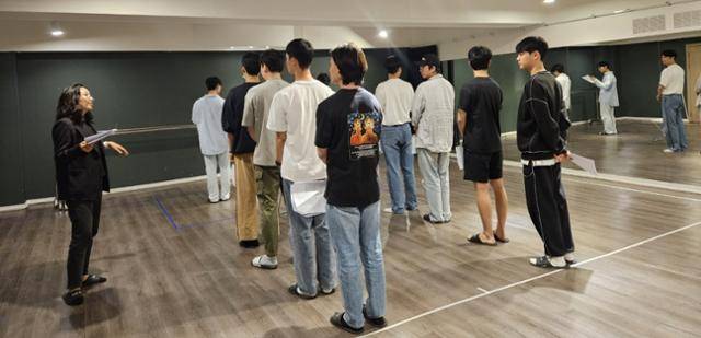 이주아(맨 왼쪽) 예술감독이 지난해 서울의 한 연습실에서 창작 공연 무대에 오를 배우들에게 연기 지도를 하고 있다. 공연문화예술 봄